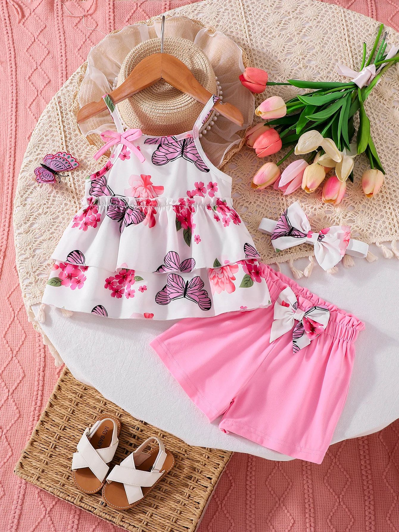 Zweiteiliges Set aus Neckholder-Oberteil mit Blumenmuster und rosa Schmetterlings-Shorts für Mädchen