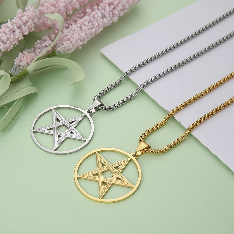 Collana con ciondolo a forma di pentagramma in acciaio inox, con