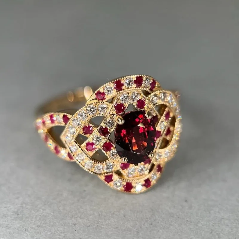 Elegant Retro Women's Ring with Red Gemstone Inlay