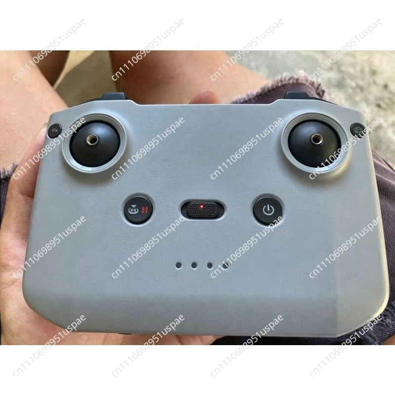 Télécommande RC-N1 pour DJI dépliée avec téléphone fixé, prête à piloter un drone Mini 2 ou Mavic