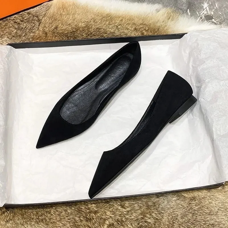 נעליים שטוחות עם קצה מחודד לנשים בסגנון מכשפה וסבתא עם עקב בינוני, נעליים יחידות נוחות עם משטח קטיפה
