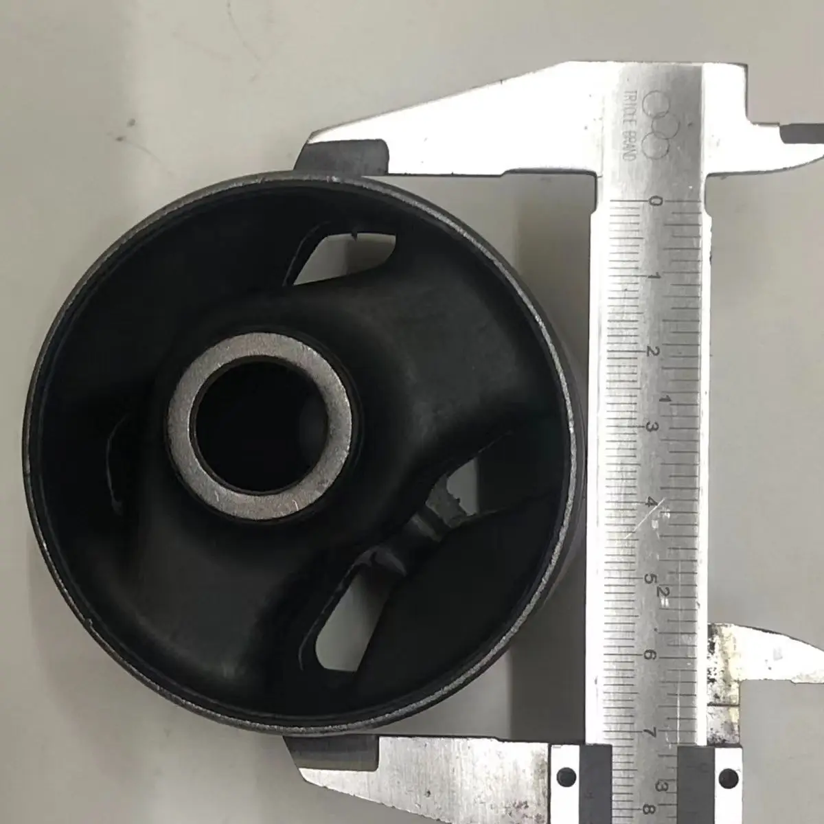 Rear Trailing Arm Bushing For Mitsubishi Pajero Bobcat V93 V97 V73 V75 V77 MR510418