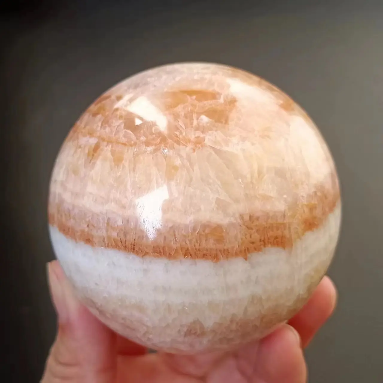 Natürlich geformt, Traumkugel mit roter Linie, Erzkugel aus Quarzkristall, Mineral, Reiki, Heilung, Entmagnetisierungskugel – Detail 3