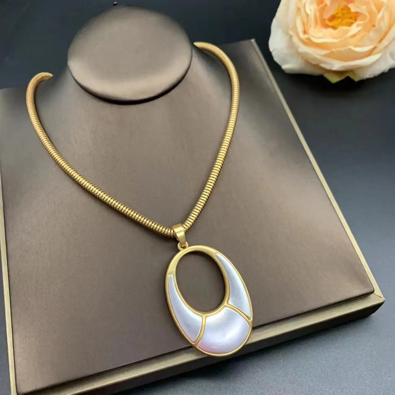 

Jewelry Set Necklace for Women Advanced Design Geometric Hollow Pendant Necklace Marriage Anniversary Mother Wife Gifts Elegant