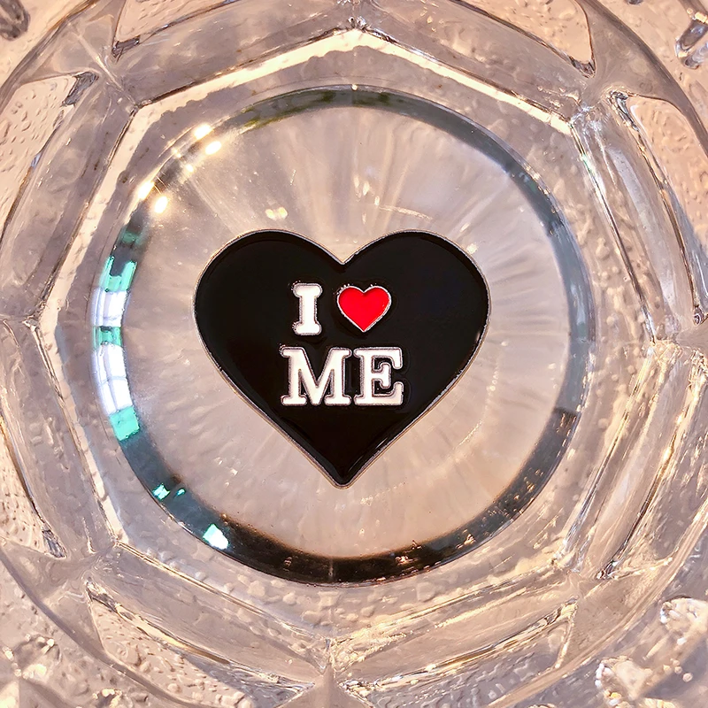 Ich liebe emo Jungen heiße Mütter Väter Milfs Broschen schwarz Herzform Emaille Pins Revers Abzeichen Punk Schmuck Zubehör Geschenk für Freunde – Detail 8