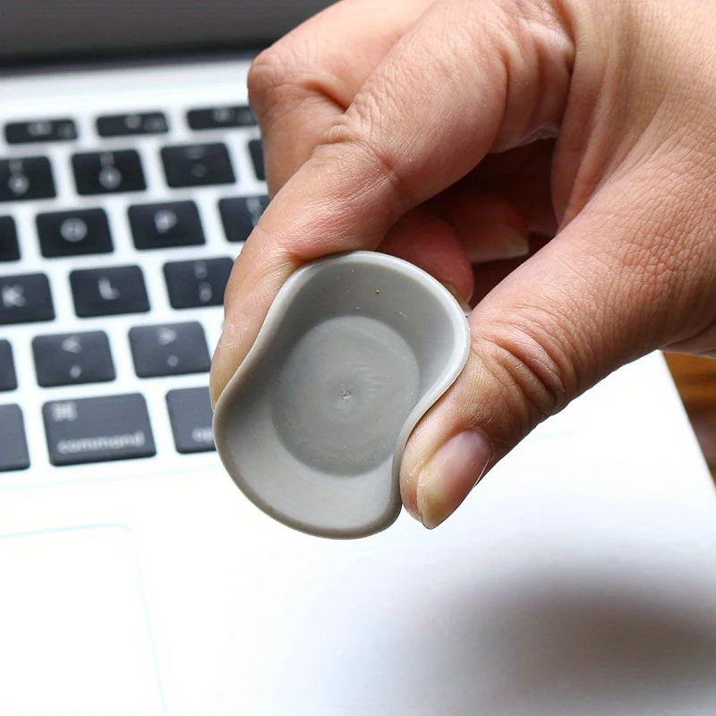 노트북용 휴대용 냉각 패드 4개 세트, 미끄럼 방지 매트, 노트북 스탠드가 포함되어 있으며, 냉각 및 안정성을 향상시키도록 설계되었습니다.