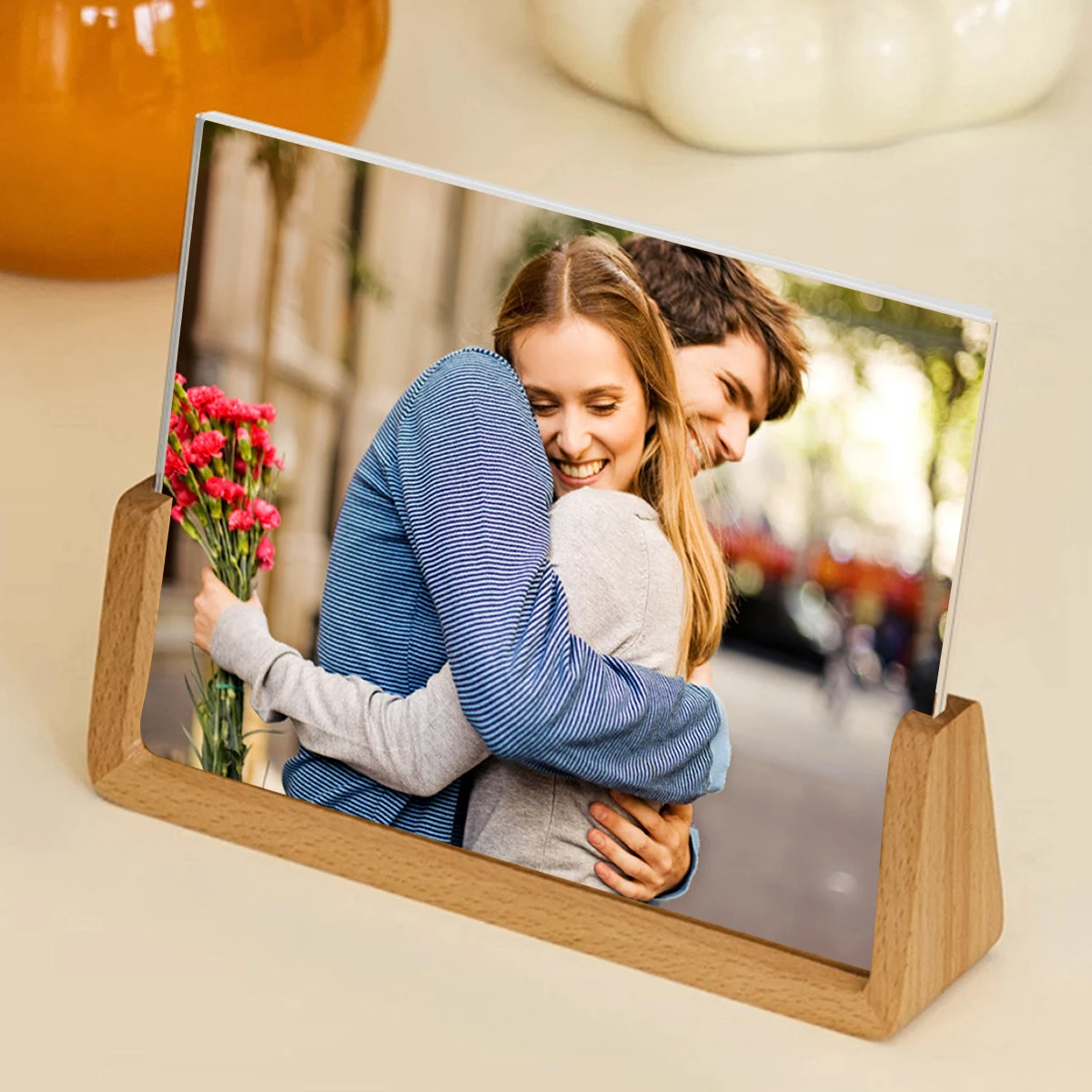 Personalized acrylic-wood photo frames, photo frame ornaments, and simple holiday gifts indoors commemorate precious memo