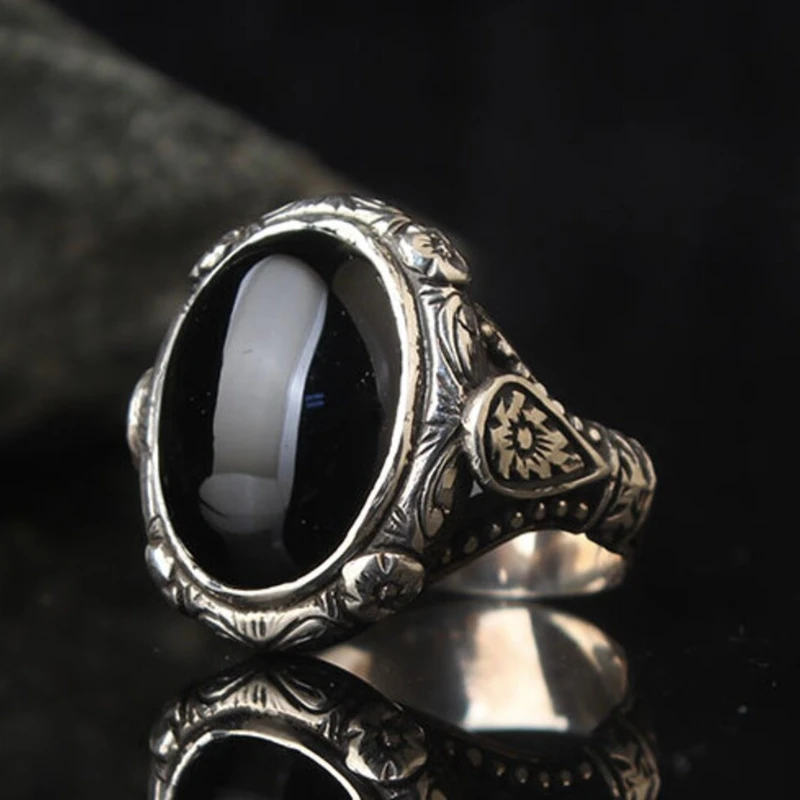 

Popular moda punk con incrustaciones de piedras negras talladas anillo retro anillo masculino