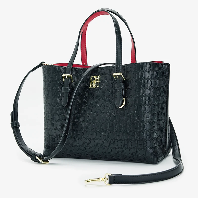 حقيبة يد نسائية من CH، تتميز بسعة كبيرة وتصميم حرو...