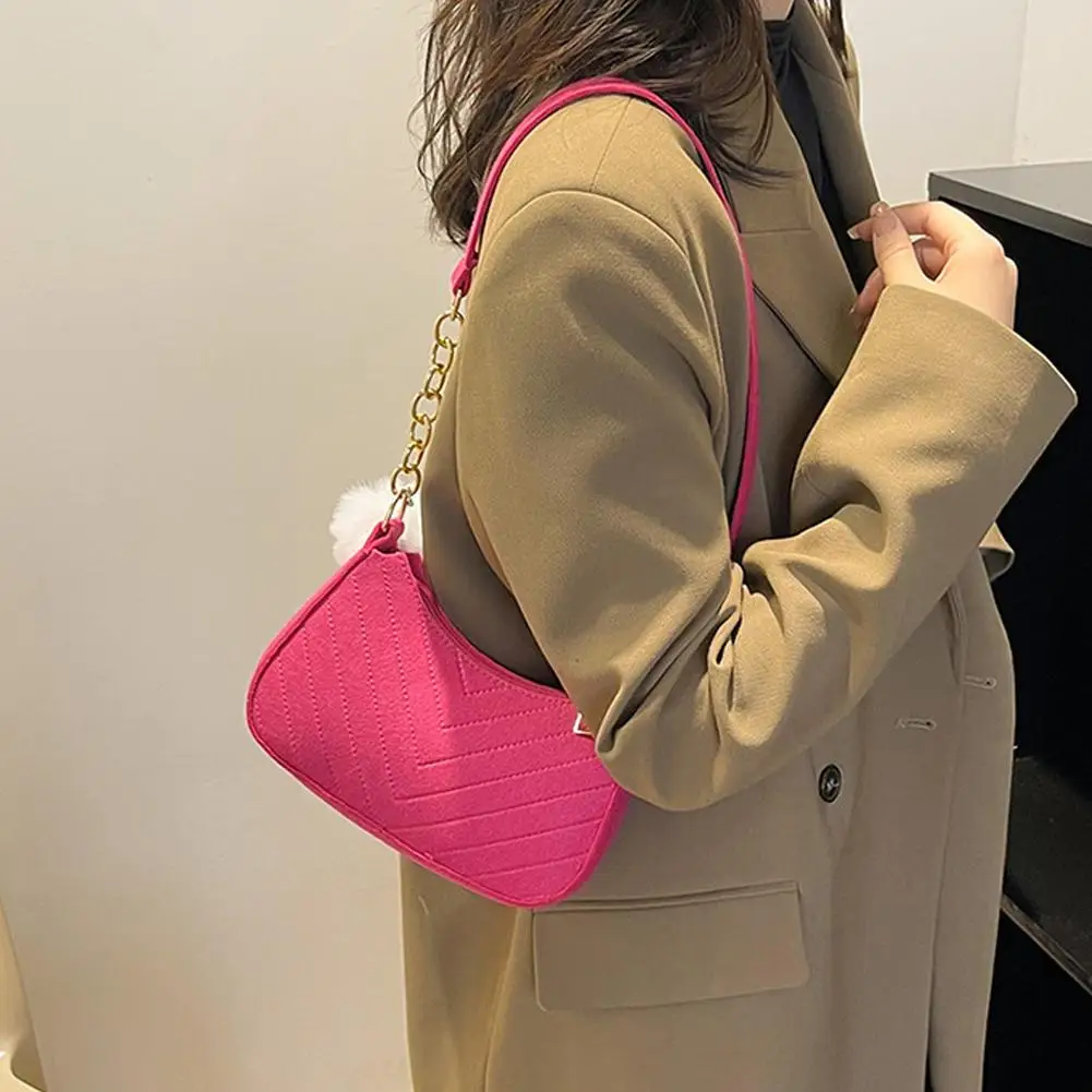 Borsa a Tracolla in Feltro con Pompon, Borsa Hobo Trapuntata, Borsa a Tracolla Monocolore in Feltro per Donne, Casual ed Elegante per Uso Quotidiano - immagine 6