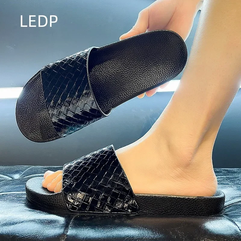 

Летние пляжные тапочки, новые мужские тапочки, шлепанцы для ванной на толстой подошве, модные износостойкие Нескользящие шлепанцы, мужская обувь