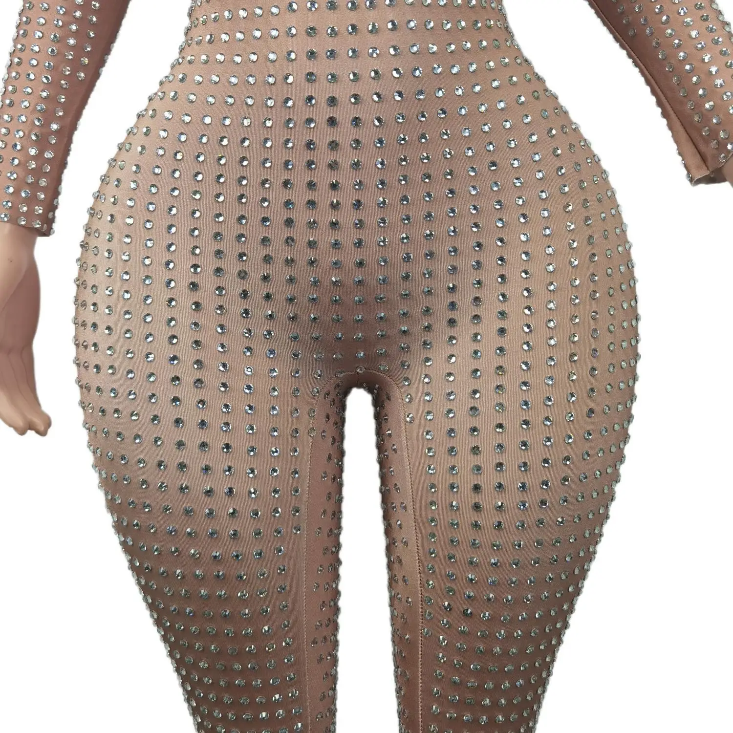 Рисунок 6 - Роскошный Облегающий комбинезон с блестящими камнями