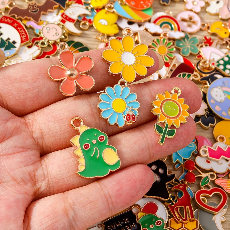 Tusember 5000 이상의 스타일 무작위 혼합 100pcs 하트 꽃 동물의 매력 보석 만들기 귀걸이 목걸이 DIY 액세서리