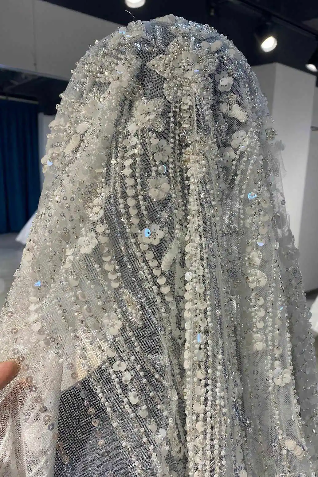 Luxuriöser, eleganter Hochzeitsschleier, einlagige Tüll-Applikationen, Spitze, Tüll, Pailletten, Brautschleier, Schnittkante, individuelle Länge – Detail 2