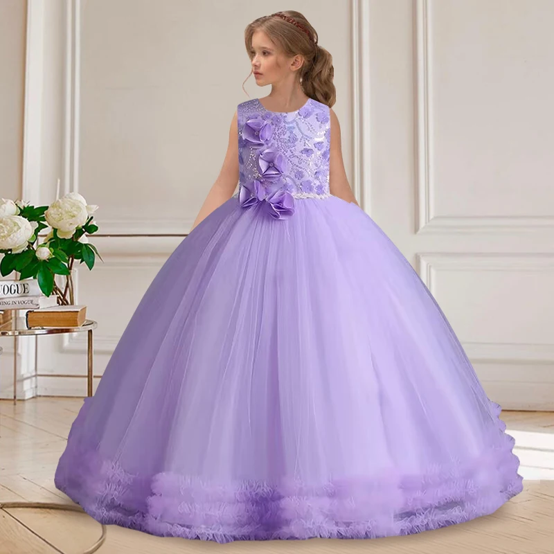 Het Leuke Tien-jaar-oude Meisje Stellen Voor De Camerazitting Bij De Het Leuke Tien-jaar-oude Meisje Stellen Voor De Camerazitting Bij De