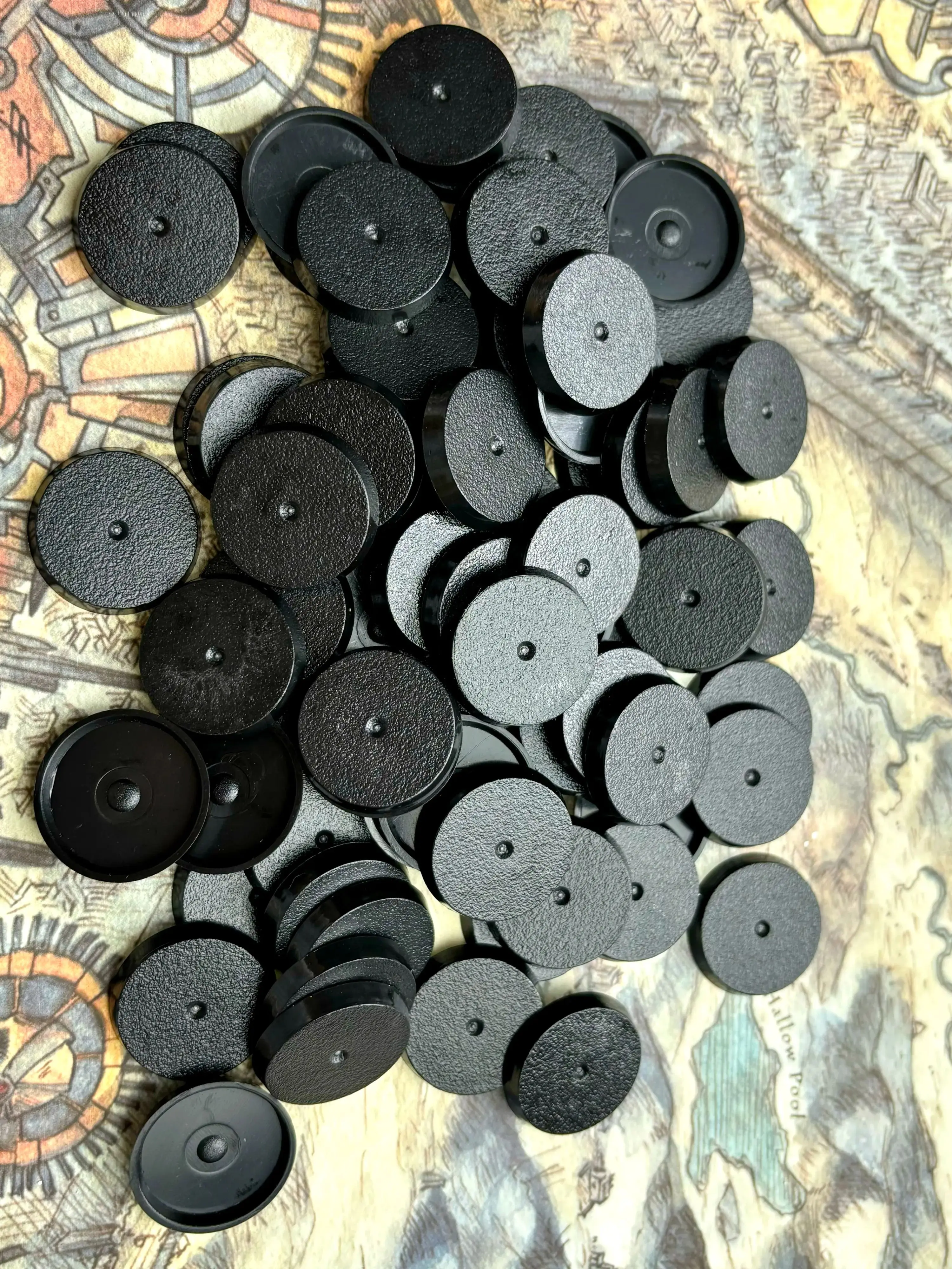 15 Basi Tonde Per Miniatura 40 Mm - Plastica Nera Opaca - Per Wargame, Warhammer, D&D - Forged Terrain