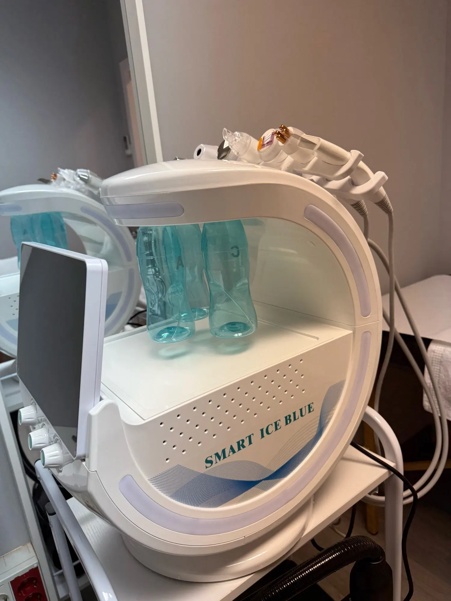 Newest 7 in1 Smart Ice Blue Hydro Dermabrasion Skin Management System Multifunction Facial Beauty Machine For Deep Cleaning Skin photo review