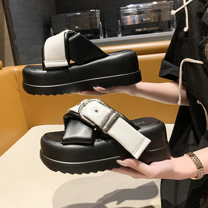 

Разноцветные Летние тапочки для женщин, новинка 2023, модные мягкие кожаные тапочки для женщин, универсальная женская верхняя одежда с пряжкой на толстой подошве