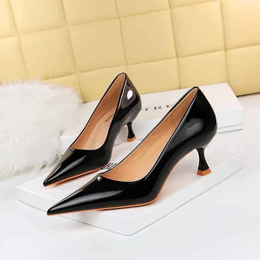 Zapatos de tacón alto versátiles de estilo primaveral y otoñal para mujer, zapatos de boda sencillos y clásicos de piel lacada brillante a la moda