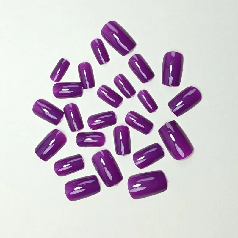 24 Pcs 접착제가있는 짧은 자체 접착 거짓 손톱 인공 현실적인 사각형 보라색 솔리드 한국어 가을 프레스 손톱에