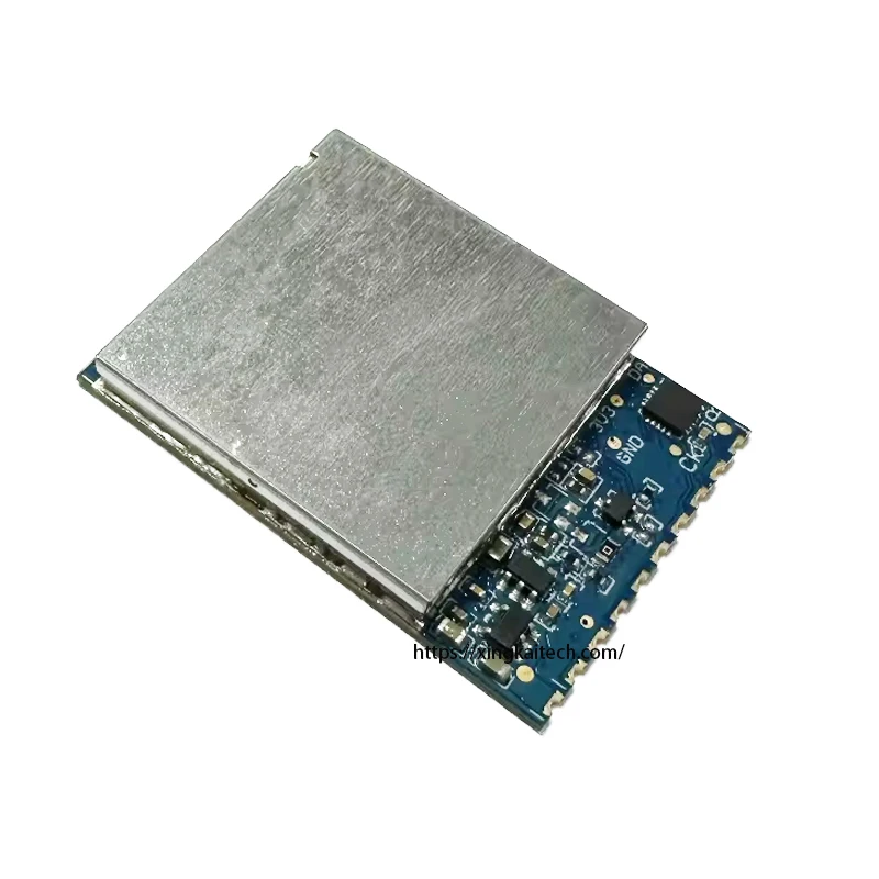 Module récepteur FPV 9CH SM1373R installé sur un drone, avec antennes et câble audio branché.