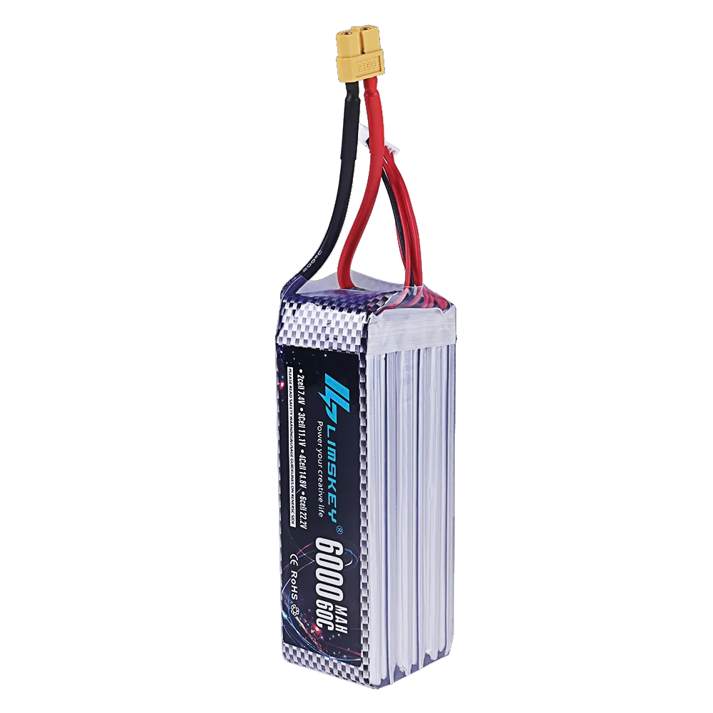 Batterie LiPo 7200mAh posée à côté d'un quadcopter, solution d'autonomie prolongée pour drone.