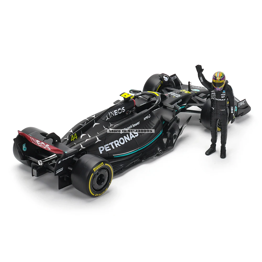 Bburago 1:24 2023 F1 Mercedes-AMG W14+Winning Doll 44