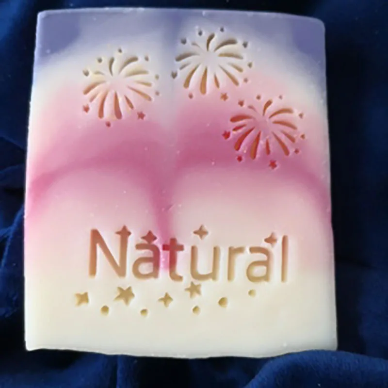 Sapone Naturale Fatto A Mano Bellissime Saponette Fatte Di Zafferano Lavanda Olio D Oliva Messa Fuoco Morbida Image166511351