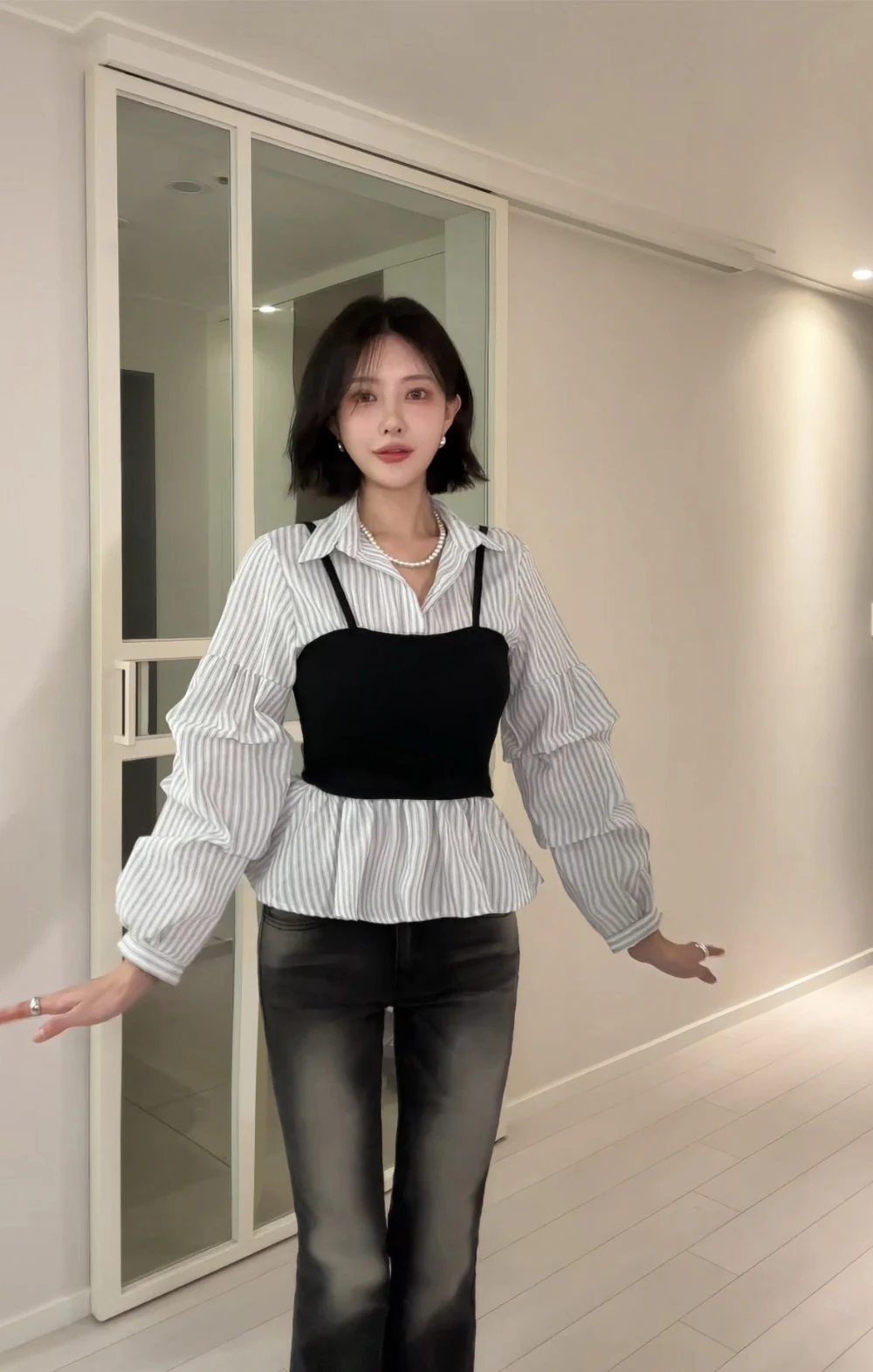 قميص نسائي جديد لربيع 2026 بتصميم مخطط يحدد الخصر وقصة ضيقة مع تصميم كم منفوش وهمي من قطعتين