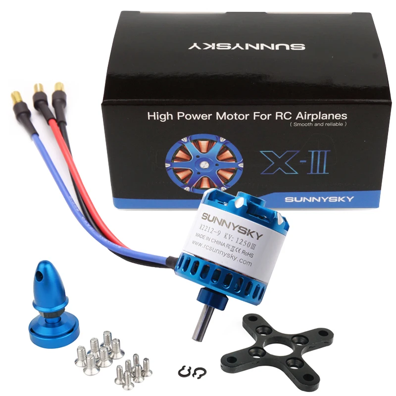 Moteur brushless haute performance 2212/2216 pour drone FPV, posé sur une surface blanche avec des hélices