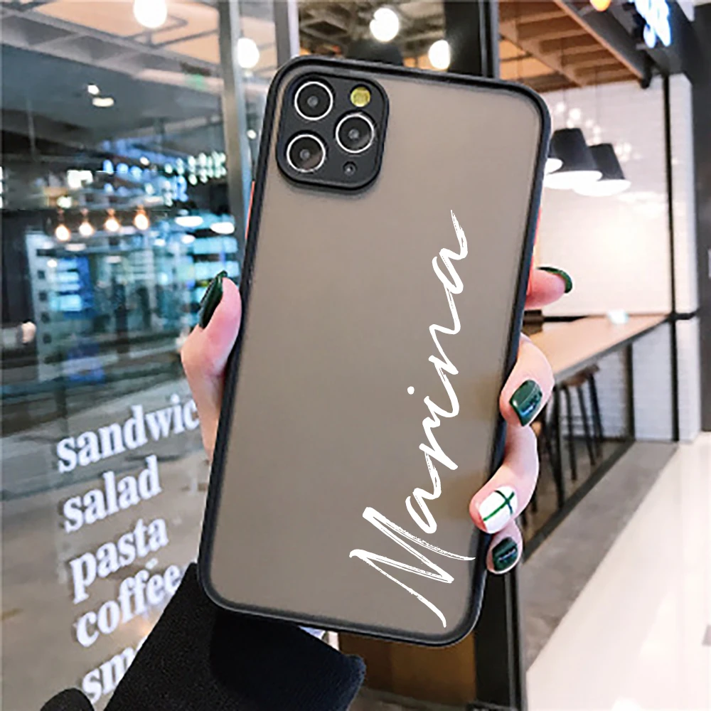 Capa Translúcida Personalizada com Nome em Caligrafia — Proteção Antichoque e Lente Protegida