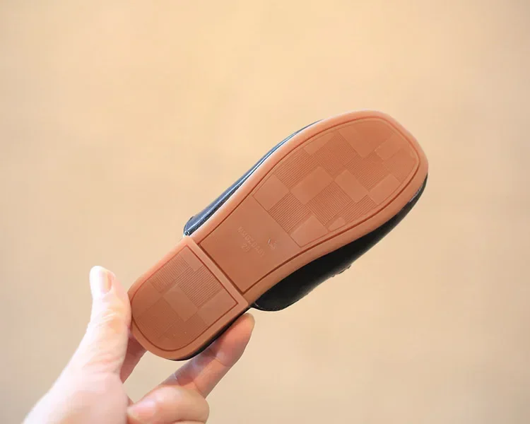 الأطفال الصنادل للفتيات 2024 صيف جديد الفتيات مغطاة أصابع شبشب جلدي مسطح عادية كسول المعادن الكورية الاطفال موضة الشقق