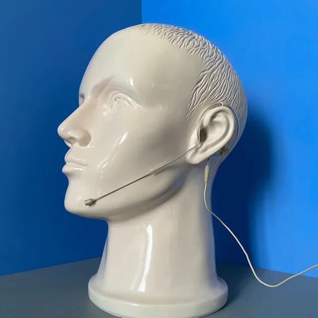Sennheiser 무선 싱글 이어후크 헤드셋 마이크는 경량 디자인과 모든 방향 콘덴서 카트리지를 갖추고 있어 탁월한 사운드 되돌리기와 보컬 픽업을 제공합니다.
