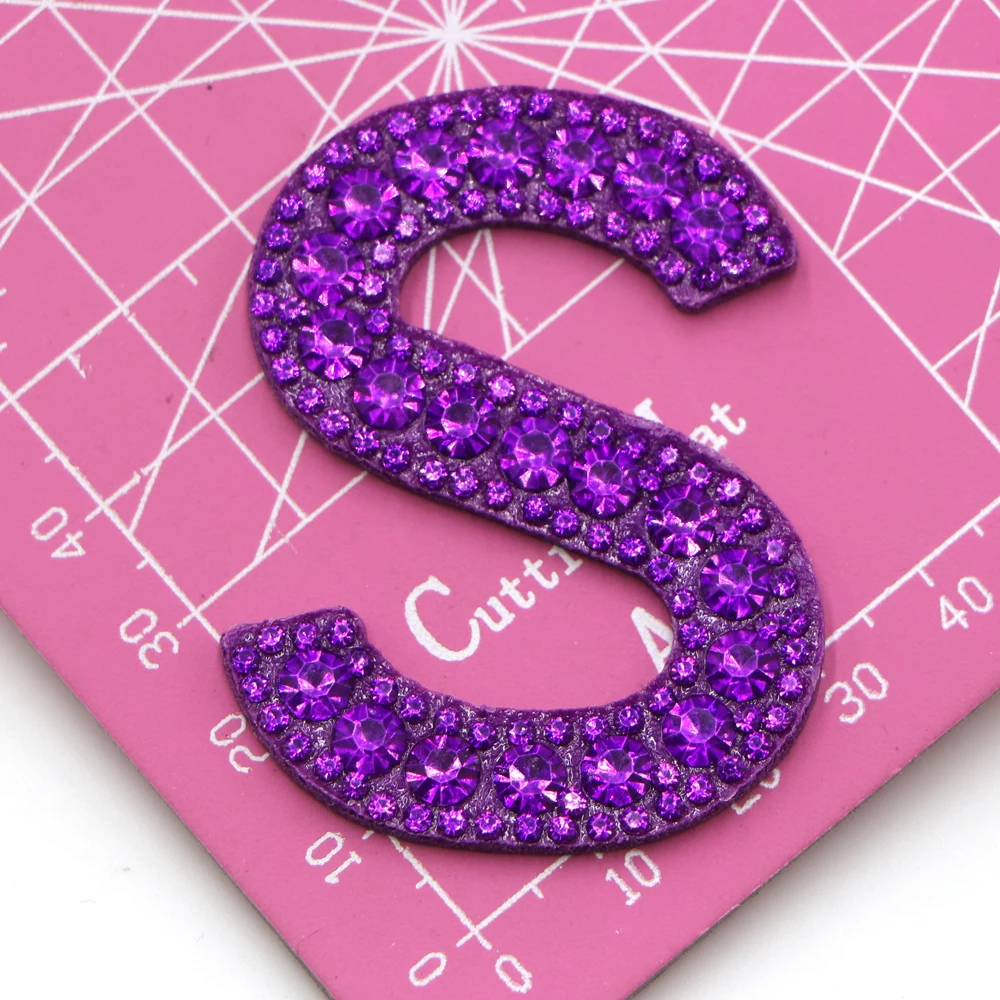 1 Stück Lila A-Z Aufbügelbare Bunte 3D-Strass Englische Buchstaben-Patches für Kleidung Stickerei-Applikationen DIY-Namensschilder – Detail 18