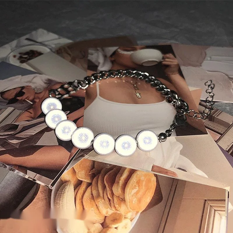 Bracciale in acciaio al titanio con lettera riflettente in perla coreana, da uomo e da donna, con bracciale semplice con temperamento e vento freddo_voghion.com