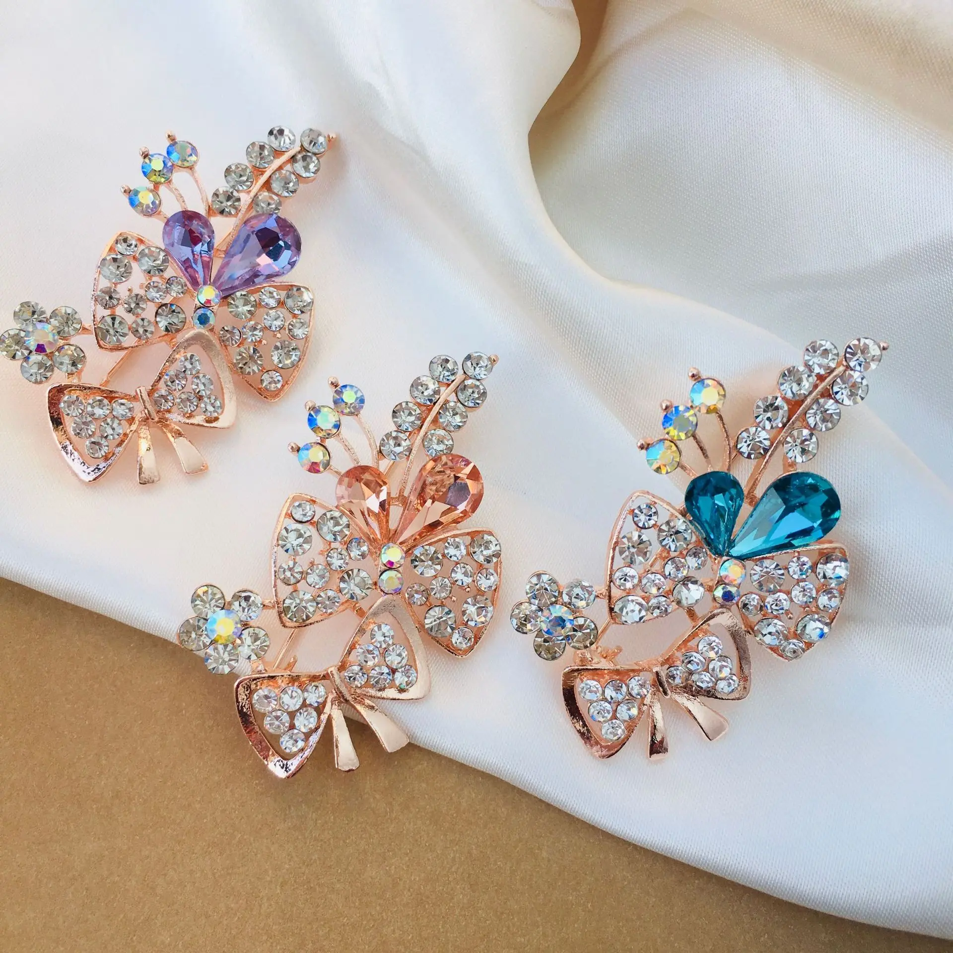 

Butterfly flower brooch Korean version with fashionable temperament and design sense. Retro small crowd anti glare brooch