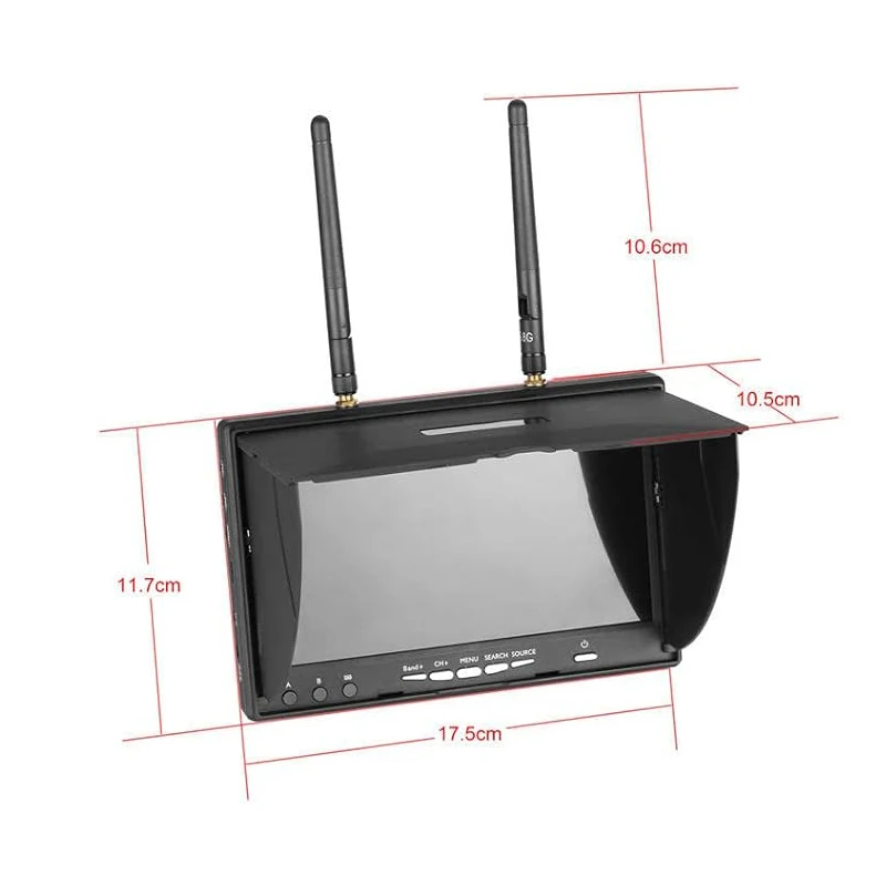 Moniteur FPV 7 pouces 5.8G 800x480 tenu à la main par un pilote, avec câbles et batterie intégrée, décor de course de drones.