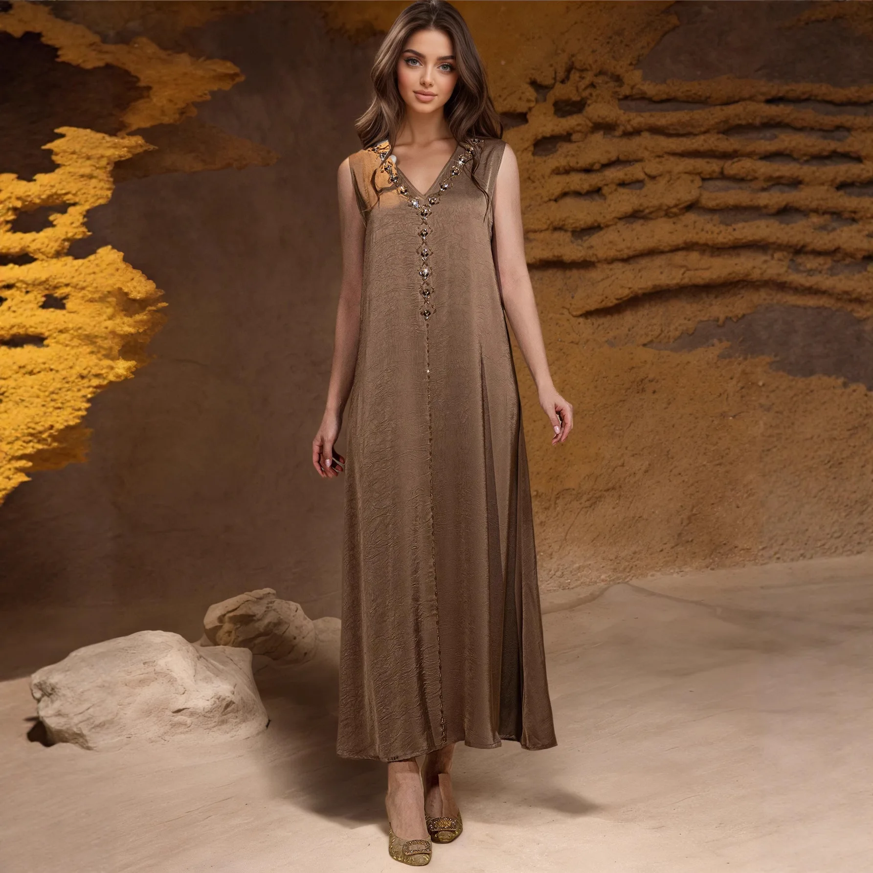 جلابية نسائية طويلة بلون بني مطرز