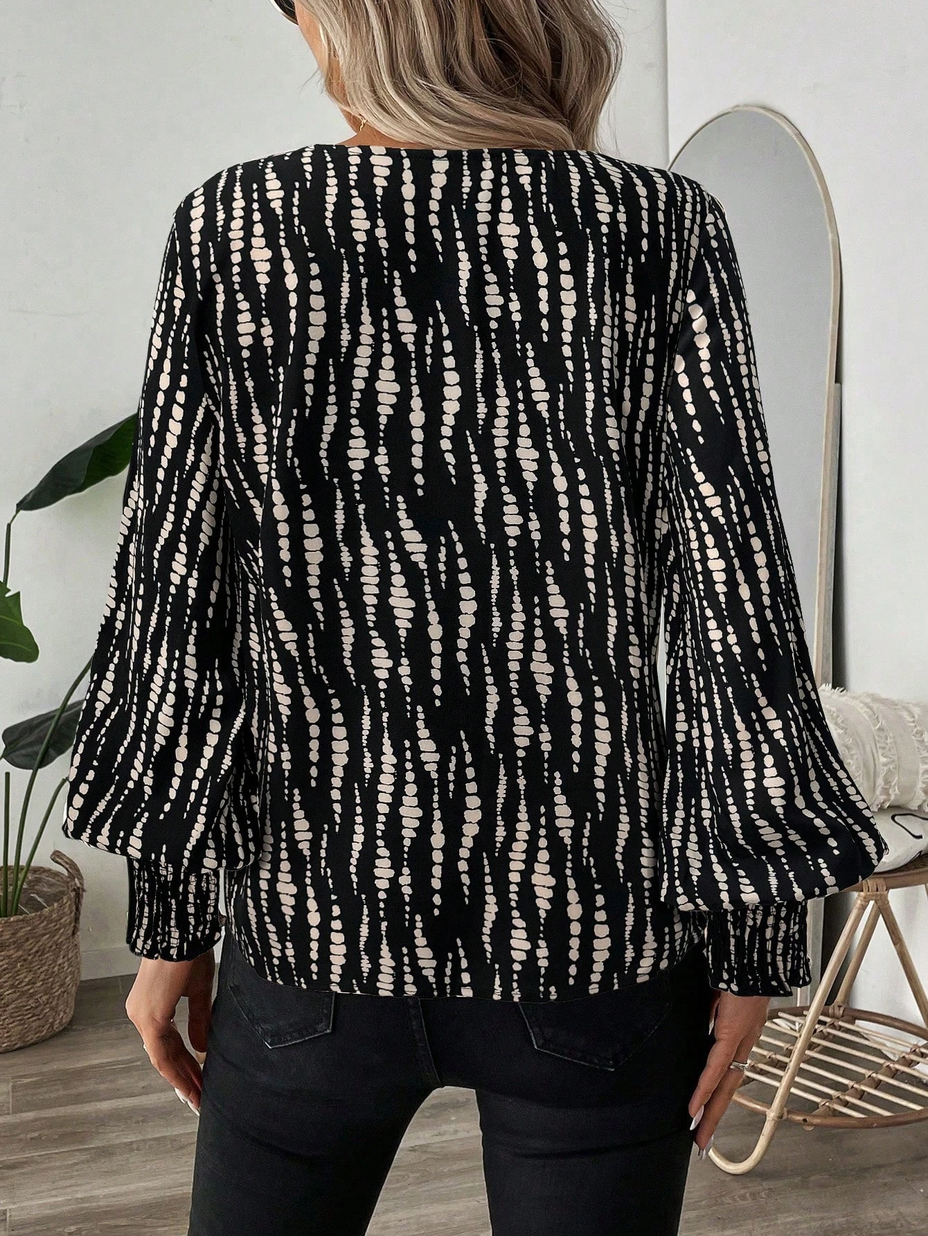 2025 New Y2k Women's V-neck Chiffon Shirt Printed Lantern Sleeve Pleated Long Sleeve Fashion Shirt Elegant Tops Casual Blusas