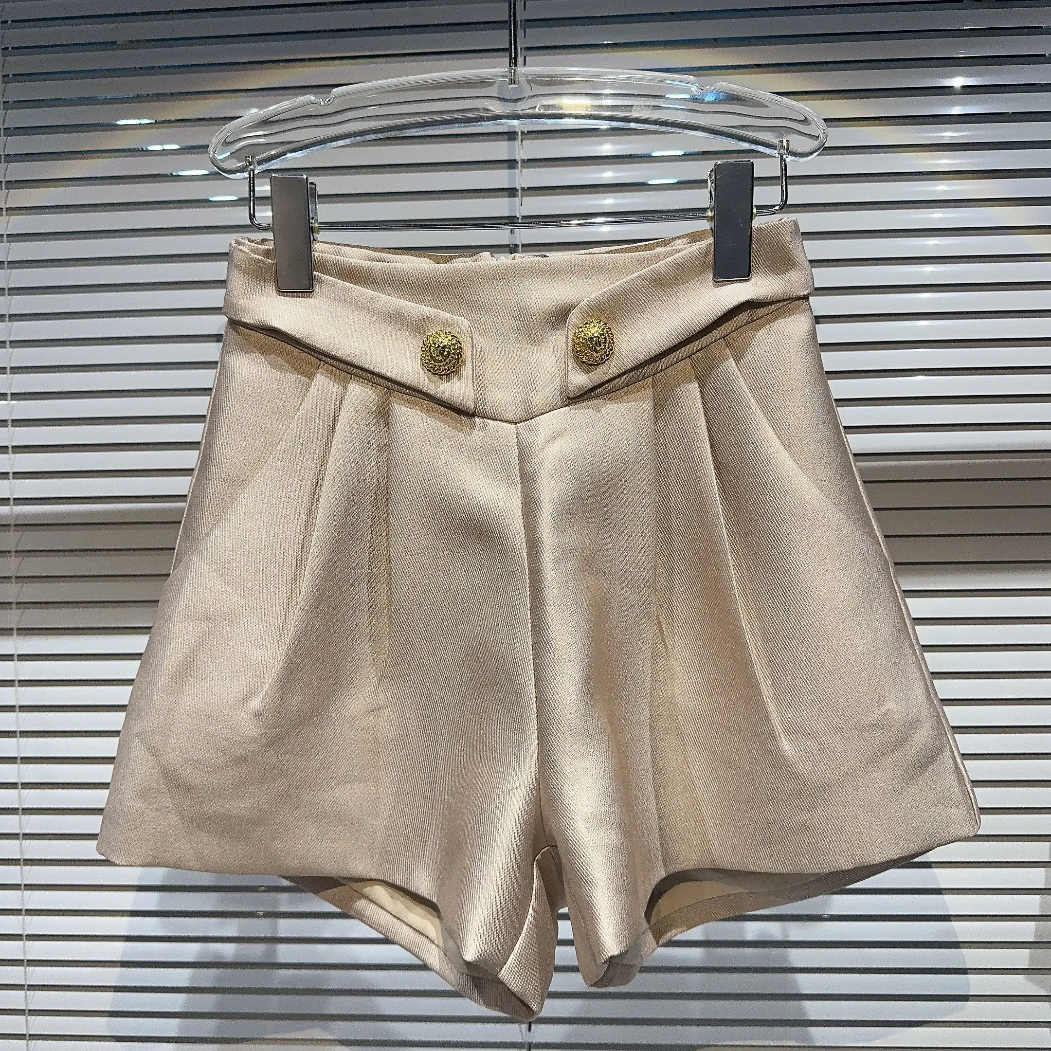 2023 Autumn New Retro Court Metal Buckle Flanging Waist Head Short Pants Temperament Pure Color Short Shorts for Women