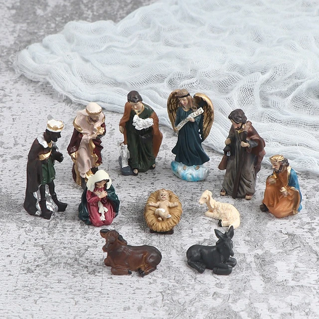 crèche de noël. figurines de statues de la nativité avec masques