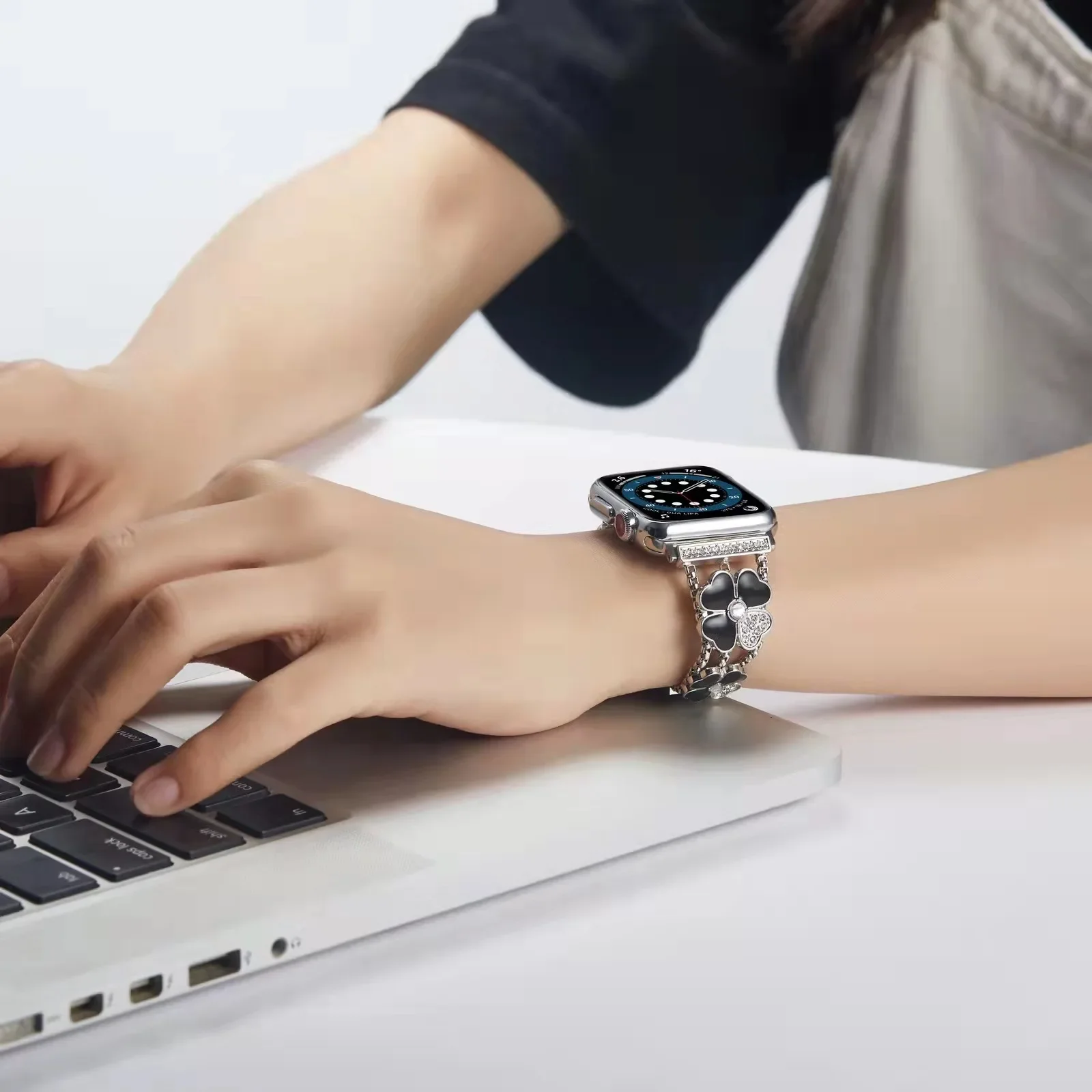 Fashionable Triple Leaf Stainless Steel Metal Bracelet Strap for Apple Watch Band 38 40 41 42 44 45mm iWatch SE Series 7 6 5