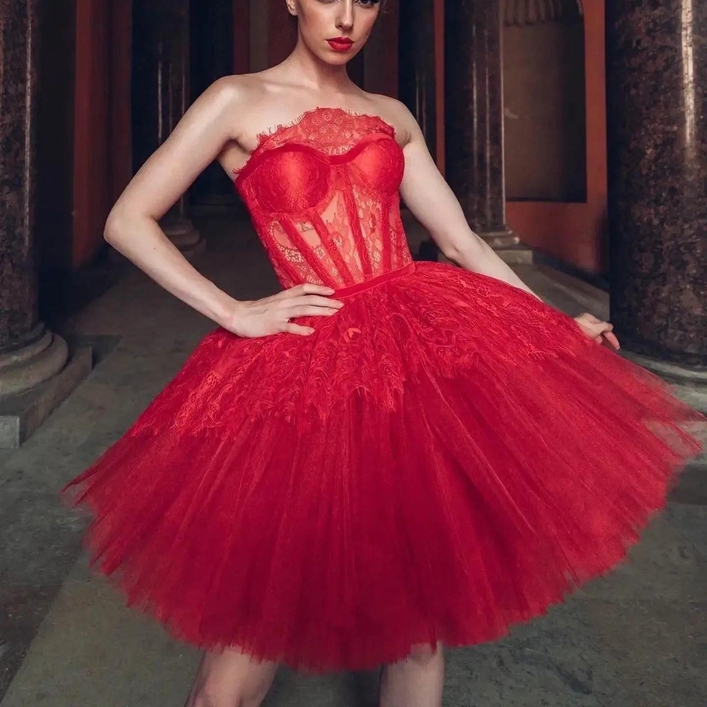 

Charming 2024 Puffy Homecoming Dresses Red Short Tutu Tulle Lace Gowns Strapless Mini Lace Prom Party Robe Corset Vestido De Noc