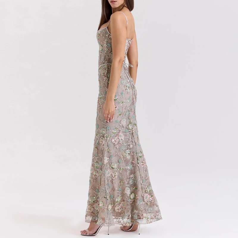 فستان ذهبي بنقشة فاخرة وقصة ميرميد أنيقة