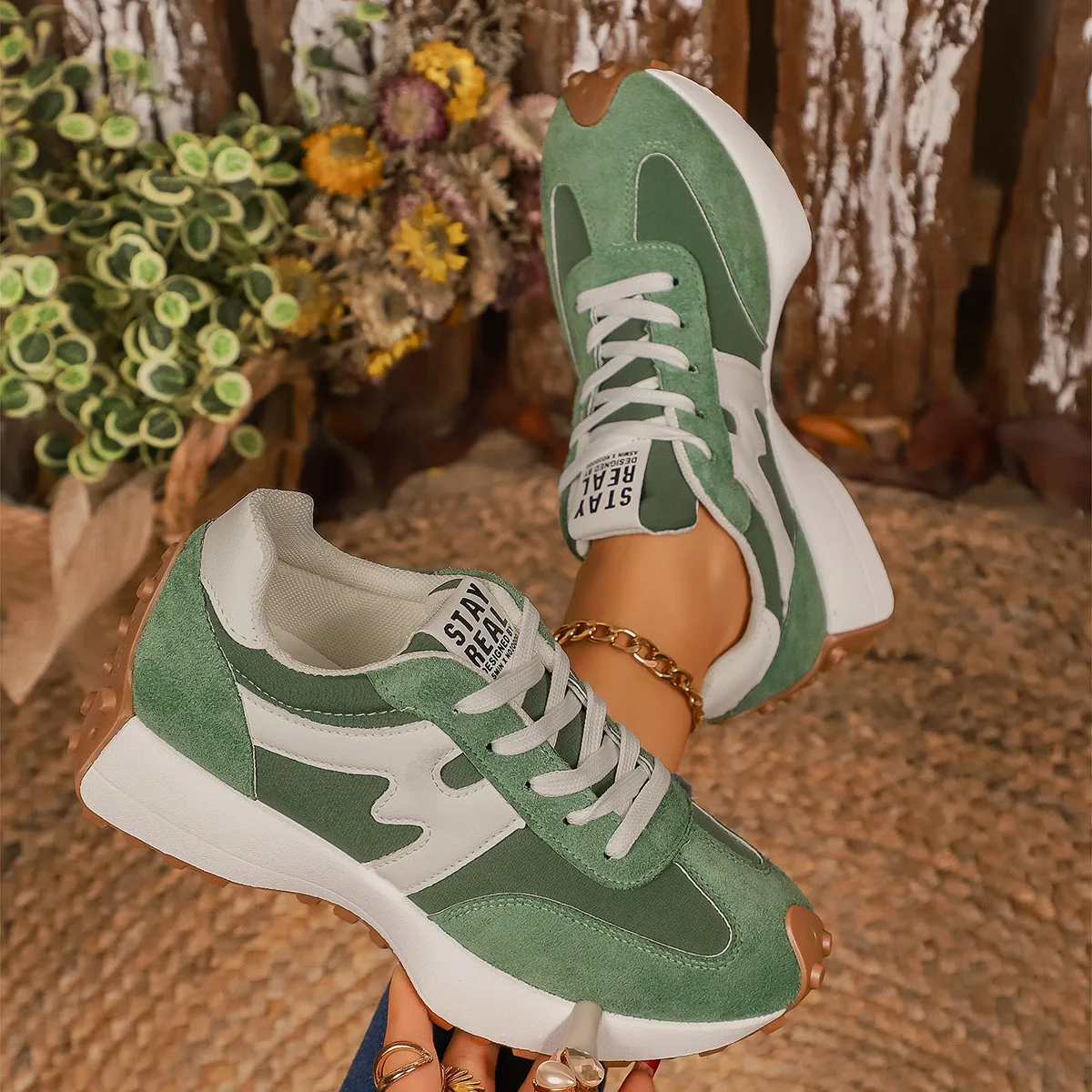 Designer Women Sneakers Thick Bottom Casual Fashionable Sport Shoes Women Lightweight Running Shoes Comfortable Sneakers Women