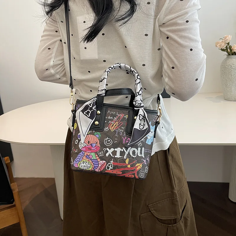 حقيبة يد عصرية بتصميم جرافيتي فني للنساء، تتميز بح...