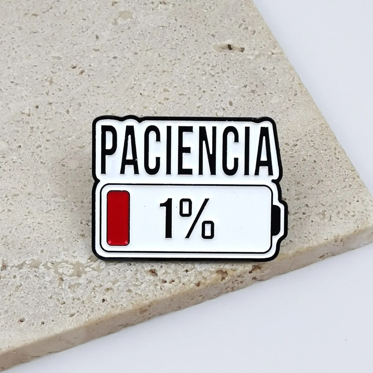 PACIENCIA 1% 에나멜 핀 맞춤형 스페인어 배터리 부족 브로치 라펠 배지 패션 귀여운 옷 장식품 친구 선물