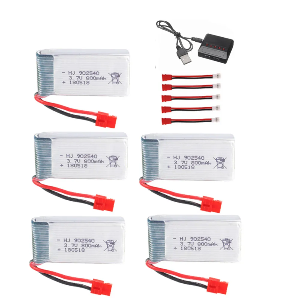 Chargeur multiport USB avec piles rechargeables en gros plan, voyants lumineux indiquant la charge.