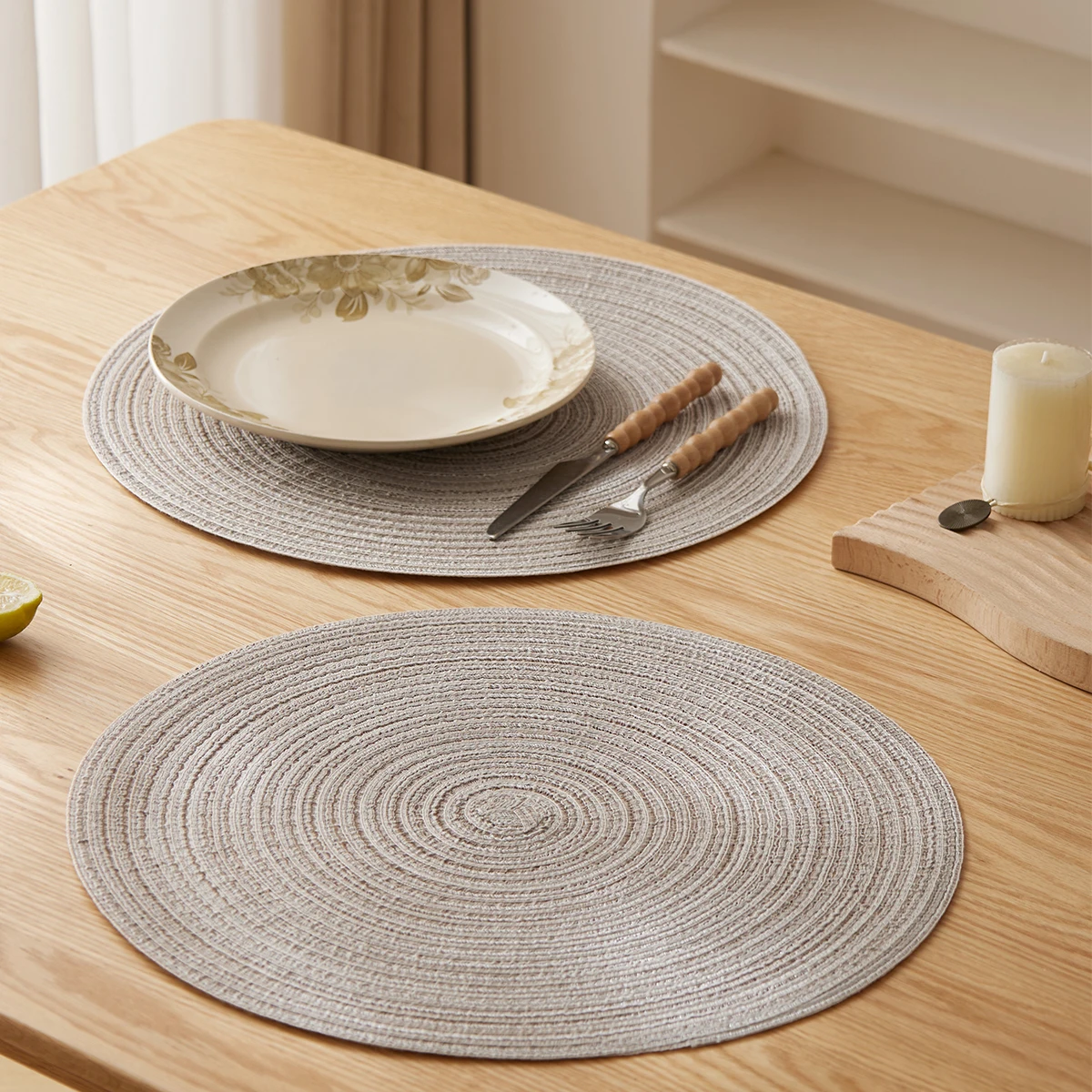 Description Picture 3 of item4pcs/set Round Braided Placemats Table Mats for Dining Tables Woven Washable Non-Slip Place Mats for Christmas Party
