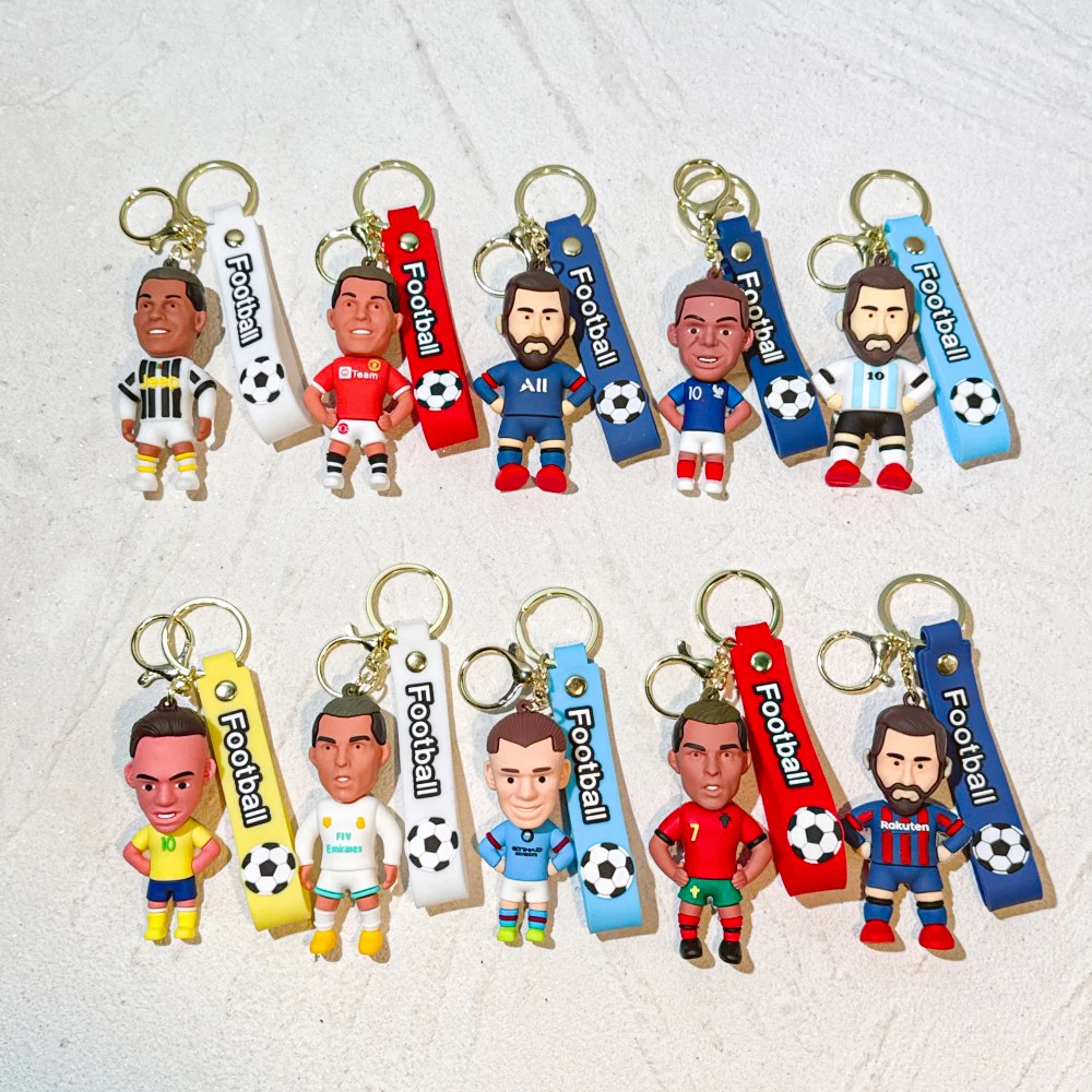 Modischer PVC-Cartoon-Fußballspieler Schlüsselanhänger Handgelenkschlaufe Taschenanhänger Sport-Souvenir Geburtstags-Weihnachtsgeschenk für Kinder und Fans